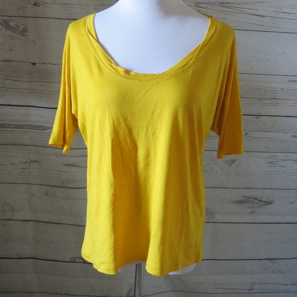 Banana Republic Scoop Neck Short Sleeve Basic Tee - Picture 2 of 5
